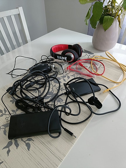 Erä latureita, johtoja ja kuulokkeet, Torniossa