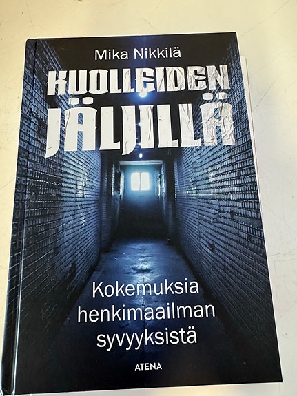 Mika Nikkilä Kuolleiden jäljillä -kirja