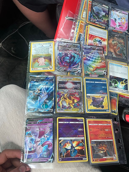 Pokemon korttikansio harvinaisia ja holo-kortteja