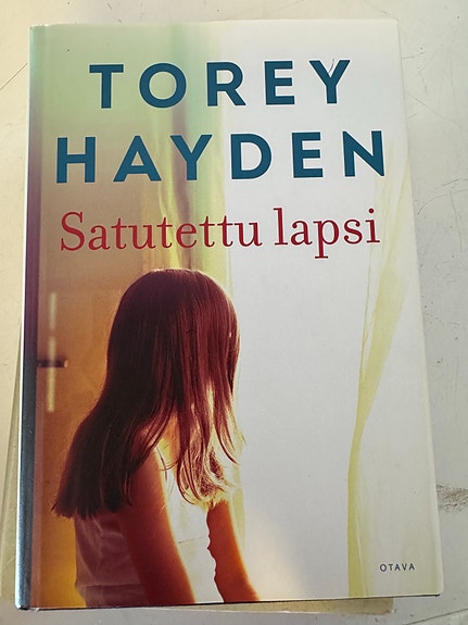 Torey Hayden Satutettu lapsi kirja
