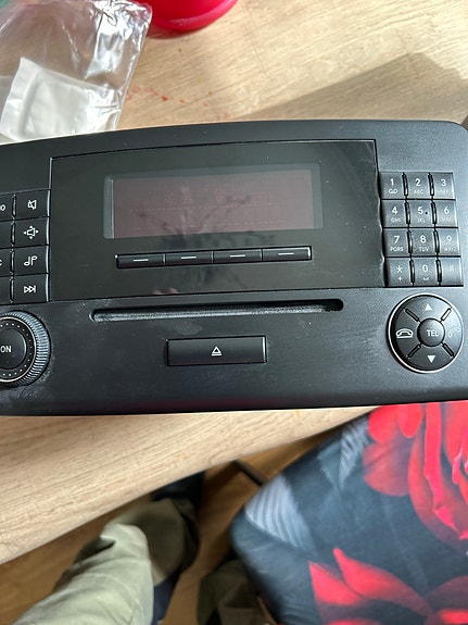 Mercedes-Benz MF2710 autoradio CD-soittimella