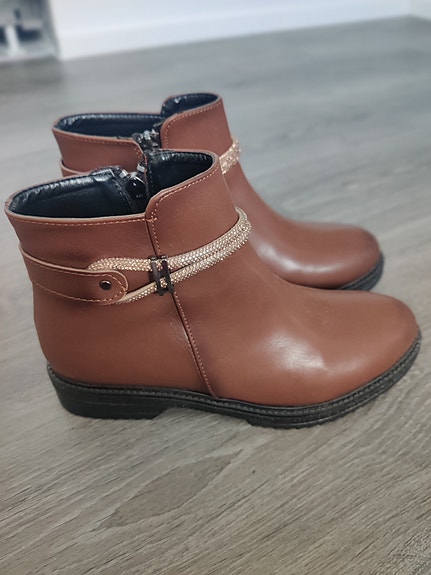 Uudet nilkkurit. Koko 37