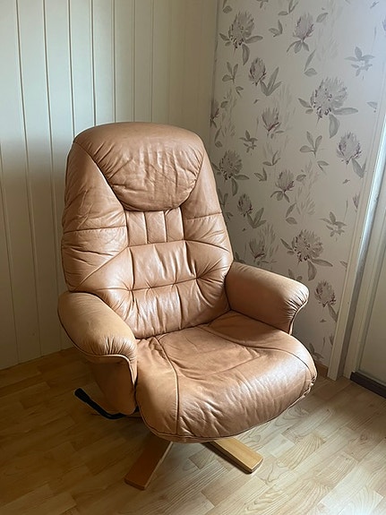 Siisti ja ehjä nahkainen säädettävä lepotuoli / tee tarjous