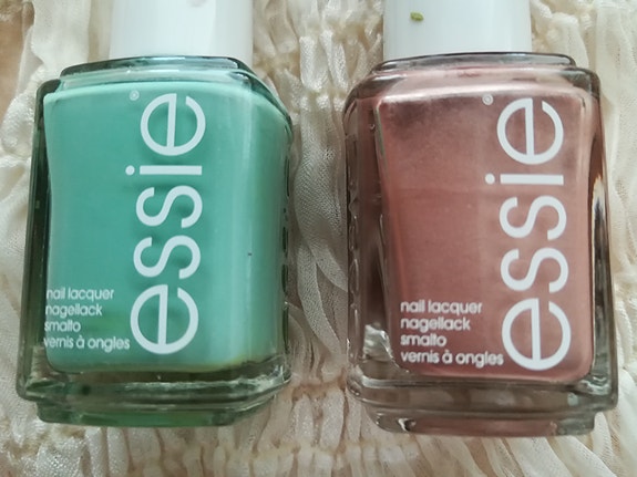 ESSIE kynsilakka** 2 KPL**