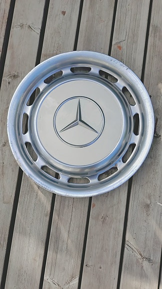Peltinen Mercedes-Benz pölykapseli