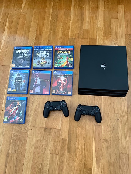 Sony PlayStation 4 Pro 1TB -konsoli + 2 ohjainta + 7 peliä