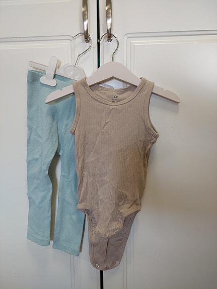 Body setti, turkoosit housut ja beige hihaton body