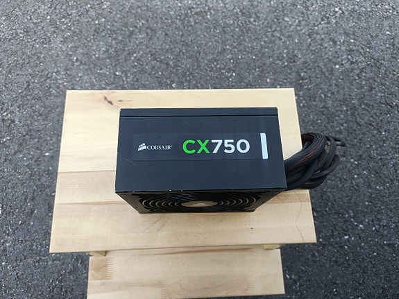 Corsair CX750 virtalähde