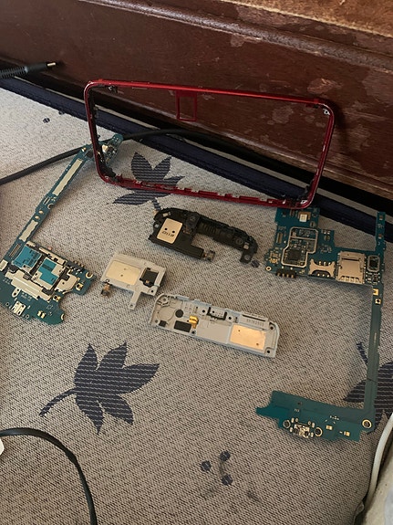 Apple puhelimen osia ja tarvikkeita