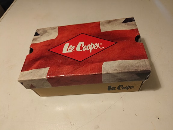 Kahdet Lee Cooper kenkä parit