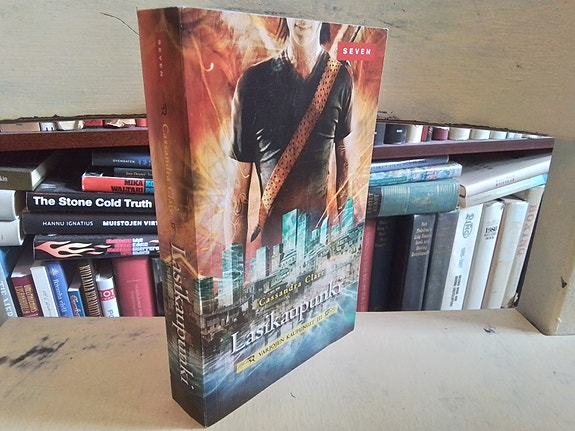 Cassandra Clare: Lasikaupunki - Varjojen kaupungit III