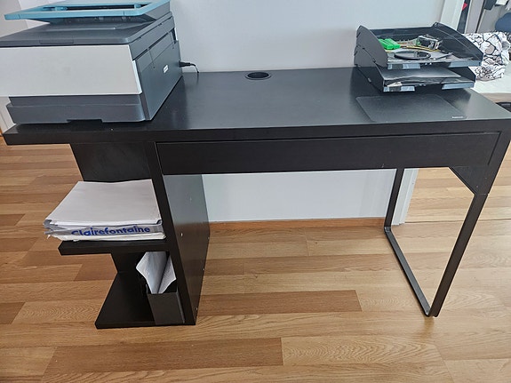IKEA työpöytä hyllyillä, musta