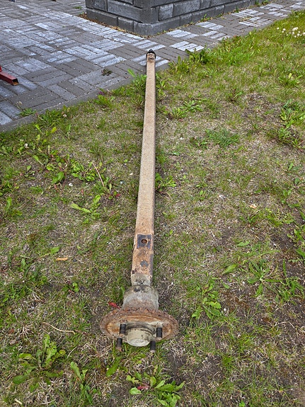 Peräkärryn akseli