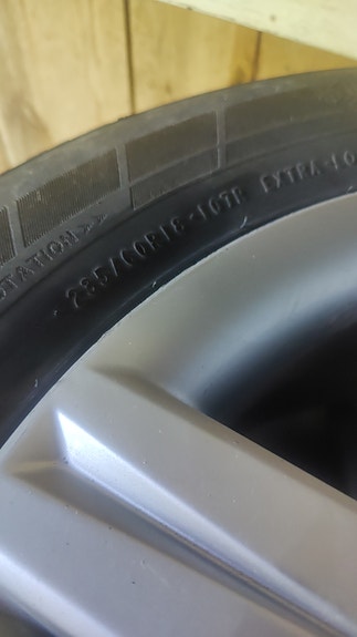 Nokian 235/60 R18 talvirenkaat alumiinivanteilla