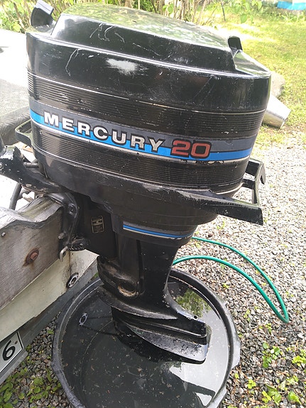 Mercury 20 perämoottori ja lasikuituvene trailerilla