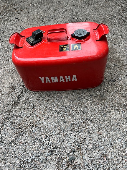 Yamaha punainen bensatankki perämoottorille
