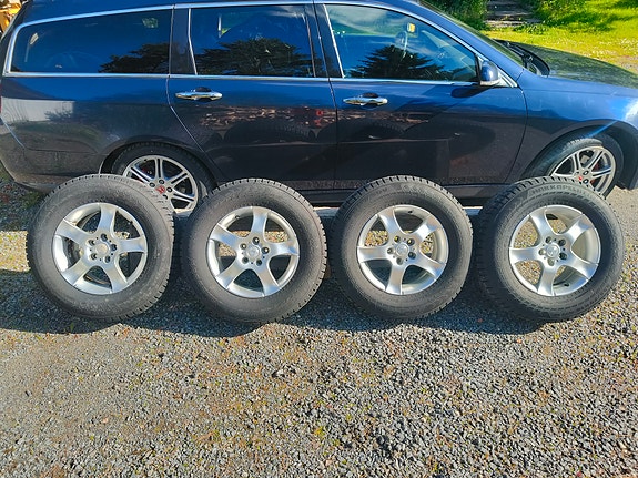 16" Nastarenkaat 5x114.3 alumiinivanteilla
