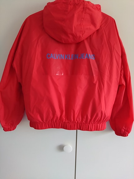 Punainen Calvin Klein takki