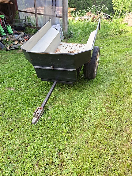 mönkijän tai puutarhatraktorin kärry.