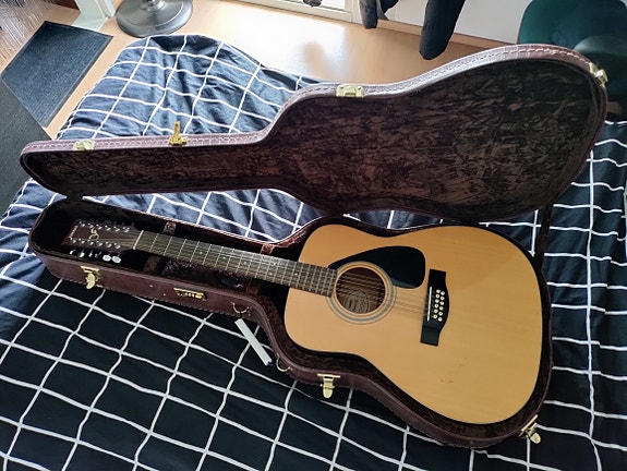 12-kielinen Yamaha FG-411-12
