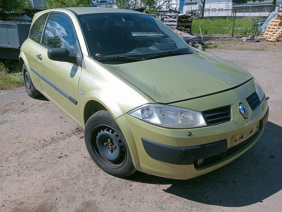 Renault Megane 1,6 16V manuaali 2004 varaosina
