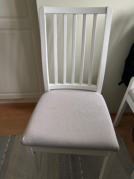 Valkoiset ruokapöydän tuolit