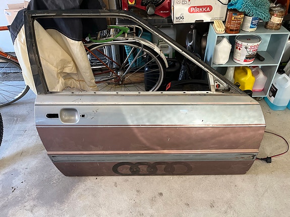 Audi Coupe t81-85 vänkärin ovi