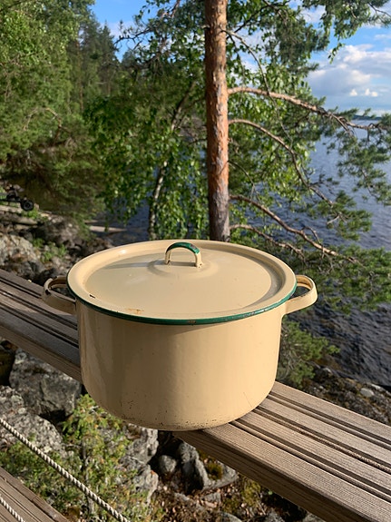 Vanha emali kattila, pilkku emalilla