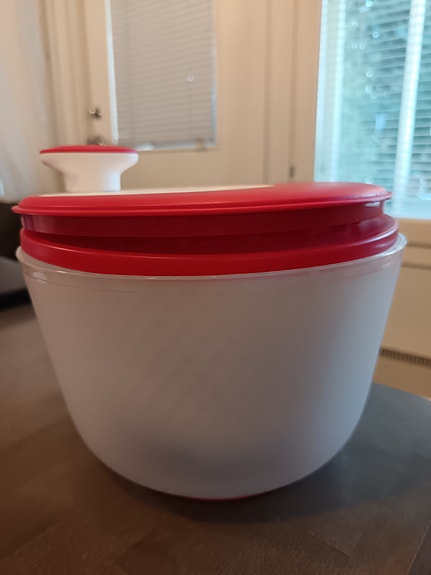 Uusi Tupperware salaattilinko punavalkoinen