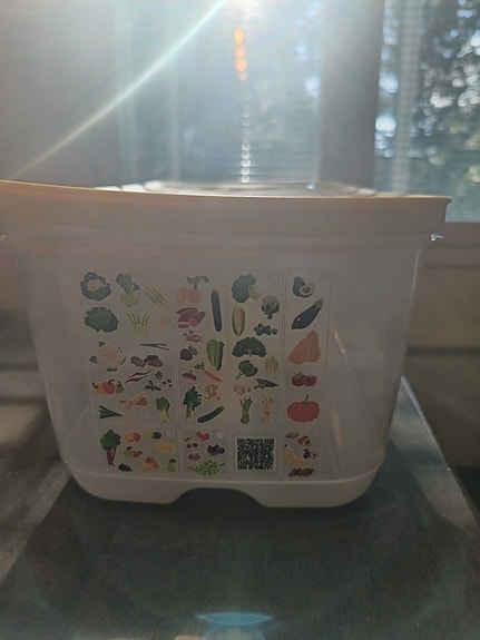 Tupperware vihannesrasia kannella