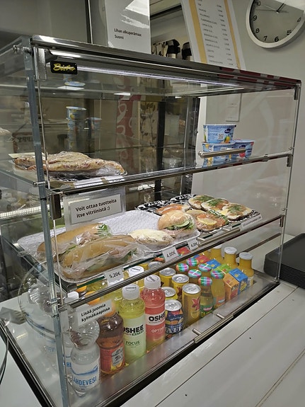 Bistro kylmä vitriini lasiovilla