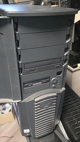 Antecin kotelo 410W powerilla, korppu ja dvd-asemalla.