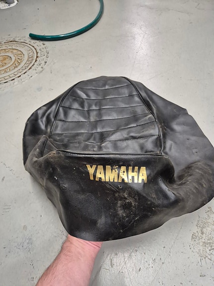 Yamaha sr 400 moottoripyörän istuinpäälline