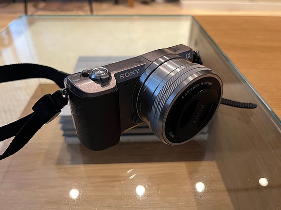 Sony Alpha 5100 järjestelmäkamera 16–50mm objektiivilla