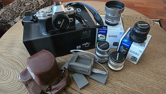 Olympus OM-D E-M10 Mark III -mikrojärjestelmäkamera + 4 objektiivia