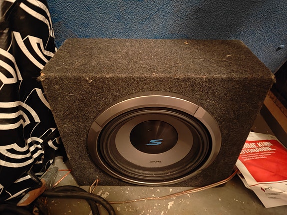 Ground Zero autovahvistin ja subwoofer kotelolla