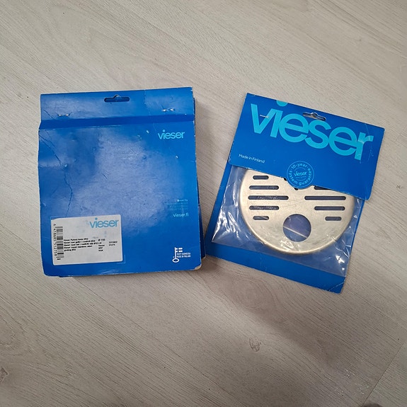 Vieser lattiakaivon kansi pyöreä Ø150 / Ø32, RST (6 kpl)