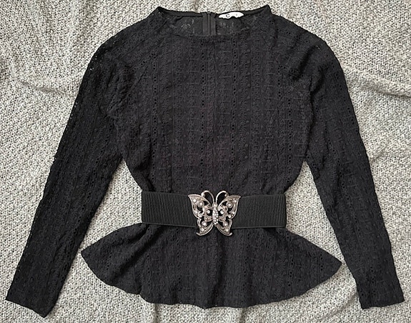 Musta pitsinen peplum-paita