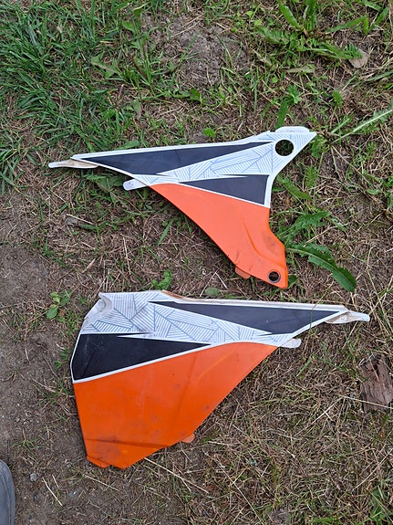 KTM exc 2011 300 sivumuovit oranssi/valkoinen mustilla teipeillä