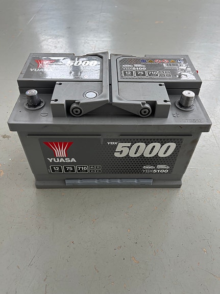 Myydään auton akku Yuasa 5000