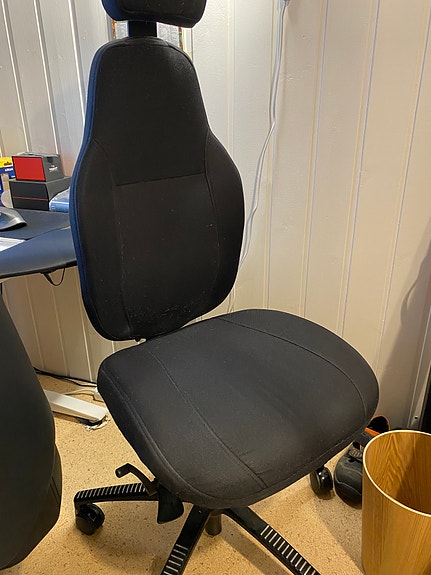 Jykevä käytetty työtuoli, saa hakea