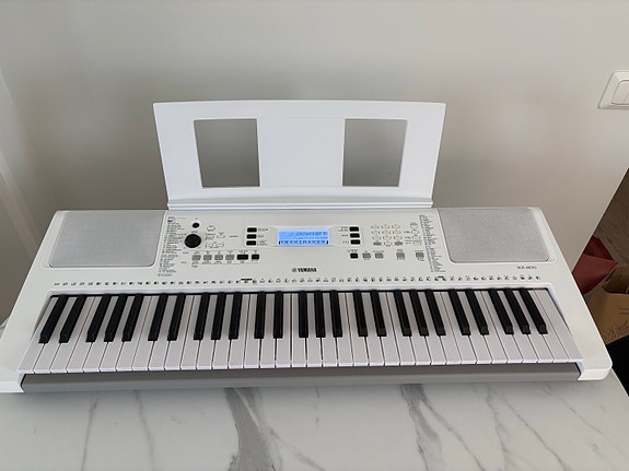 Yamaha EZ-300 kosketinsoitin valkoinen