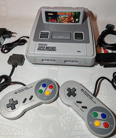 Super Nintendo (SNES) -pelikonsoli ja Donkey Kong Country -peli