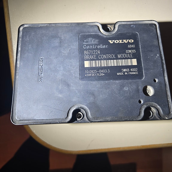 Volvo abs boxi 8671224