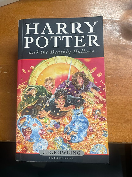 Harry Potter and the Deathly Hallows pokkari englanniksi