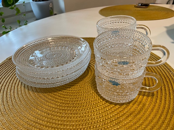 Iittala kahvikupit ja kakkulautaset