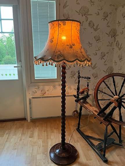 Erikoinen vanha jalkalamppu