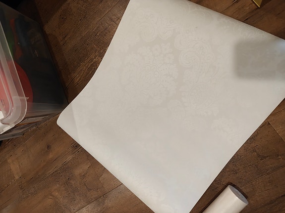 Vaalea kuviollinen tapetti Rolleri
