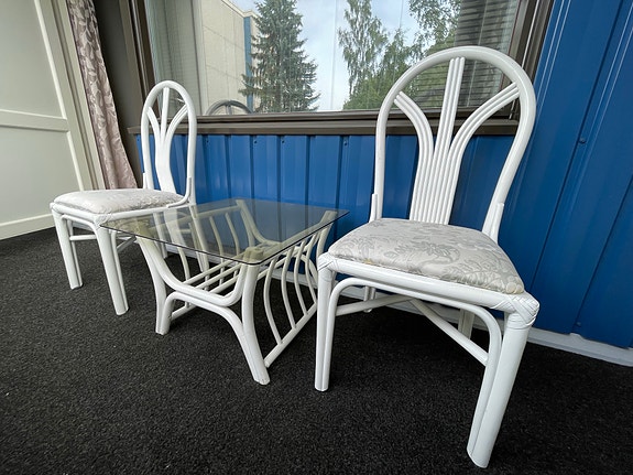 Valkoinen rottinkinen parvekekalustesetti, 2 tuolia ja lasipöytä