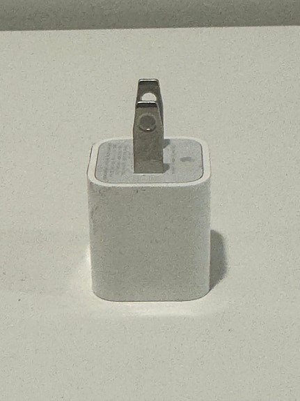 Alkuperäinen Apple 5W USB-laturi (US-pistoke) – Käyttämätön!